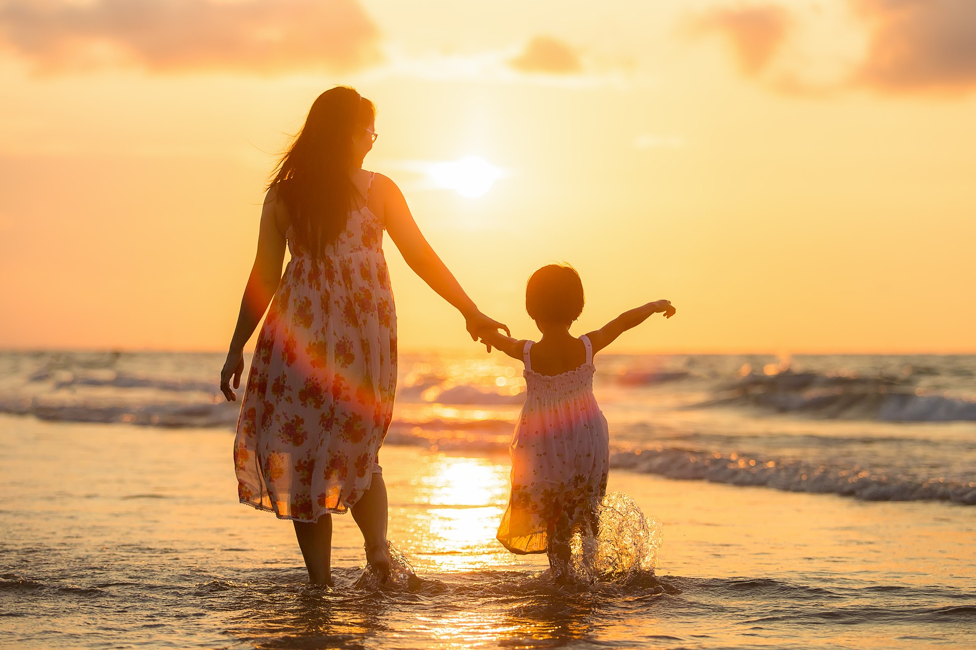 Mother and daughter walking on the beach at sunset | CC via pixabay.com