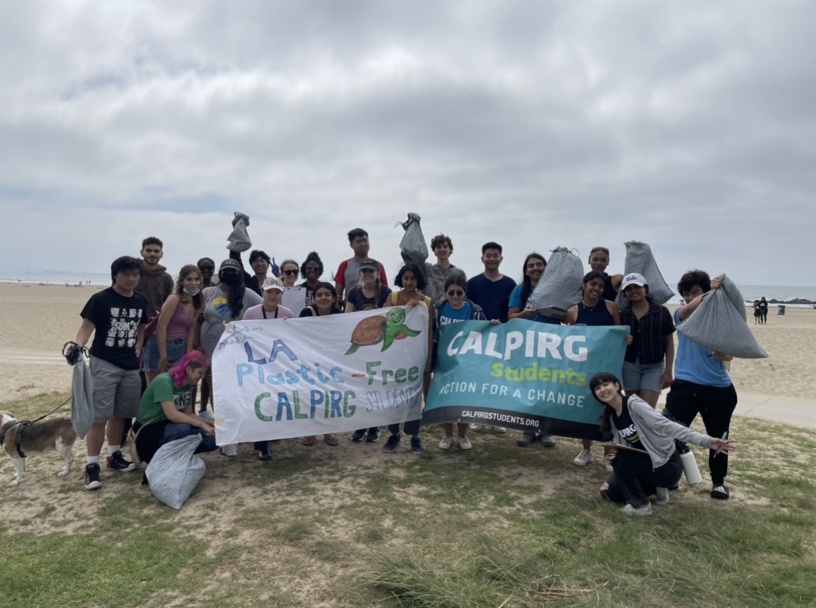 CALPIRG students clean up Venice Beach