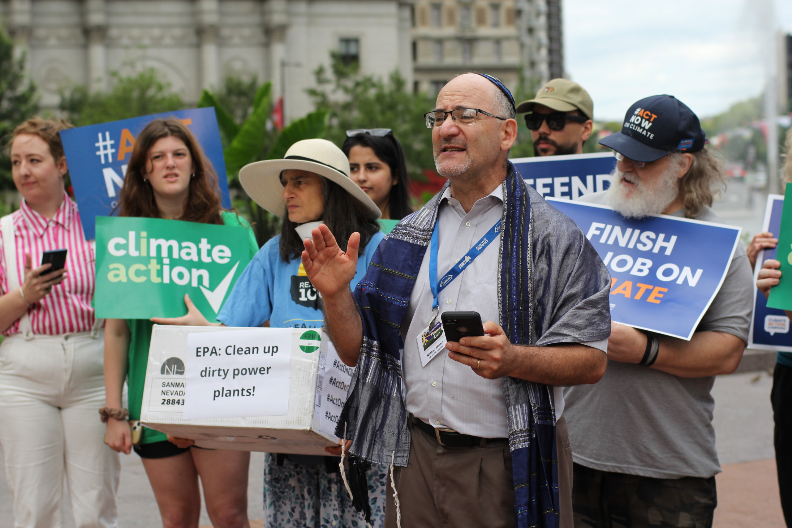Rabbi Nathan Martin speaks at climate rally
